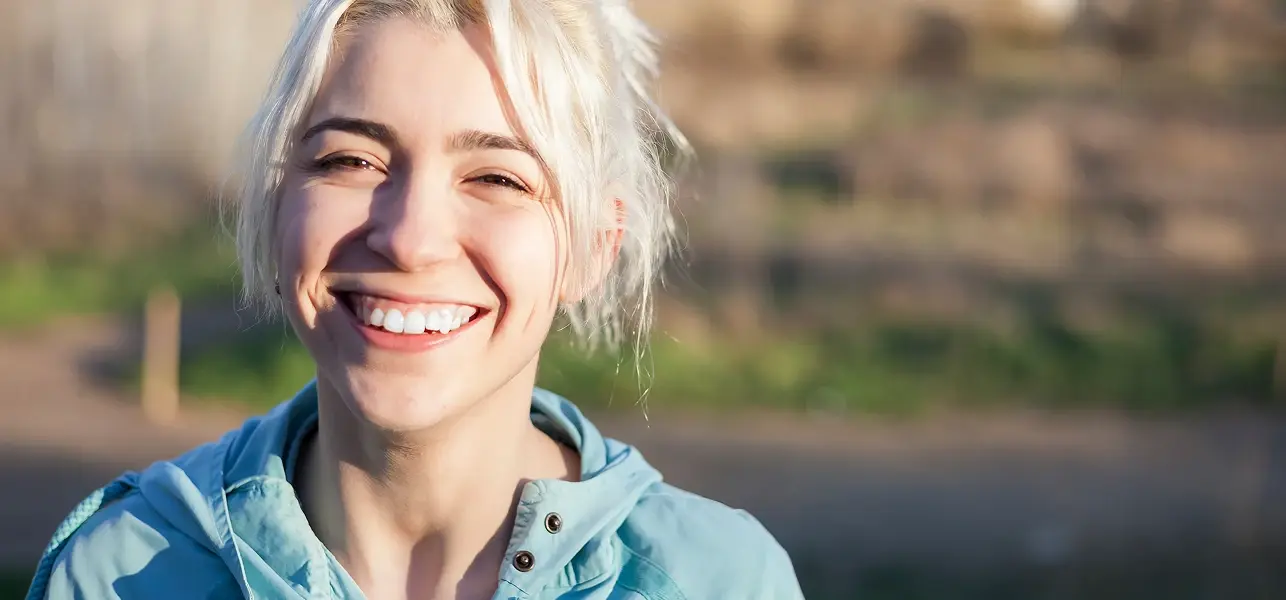 Femme souriante en plein air
